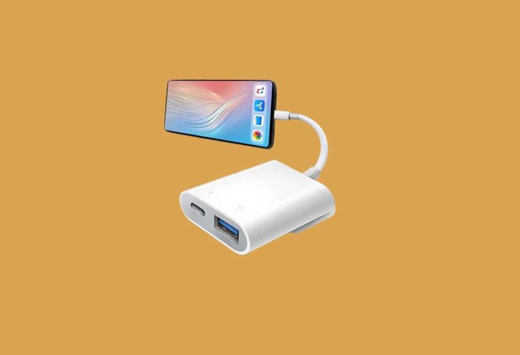 Lightning-to-HDMI-adapter-connected-to-iPhone